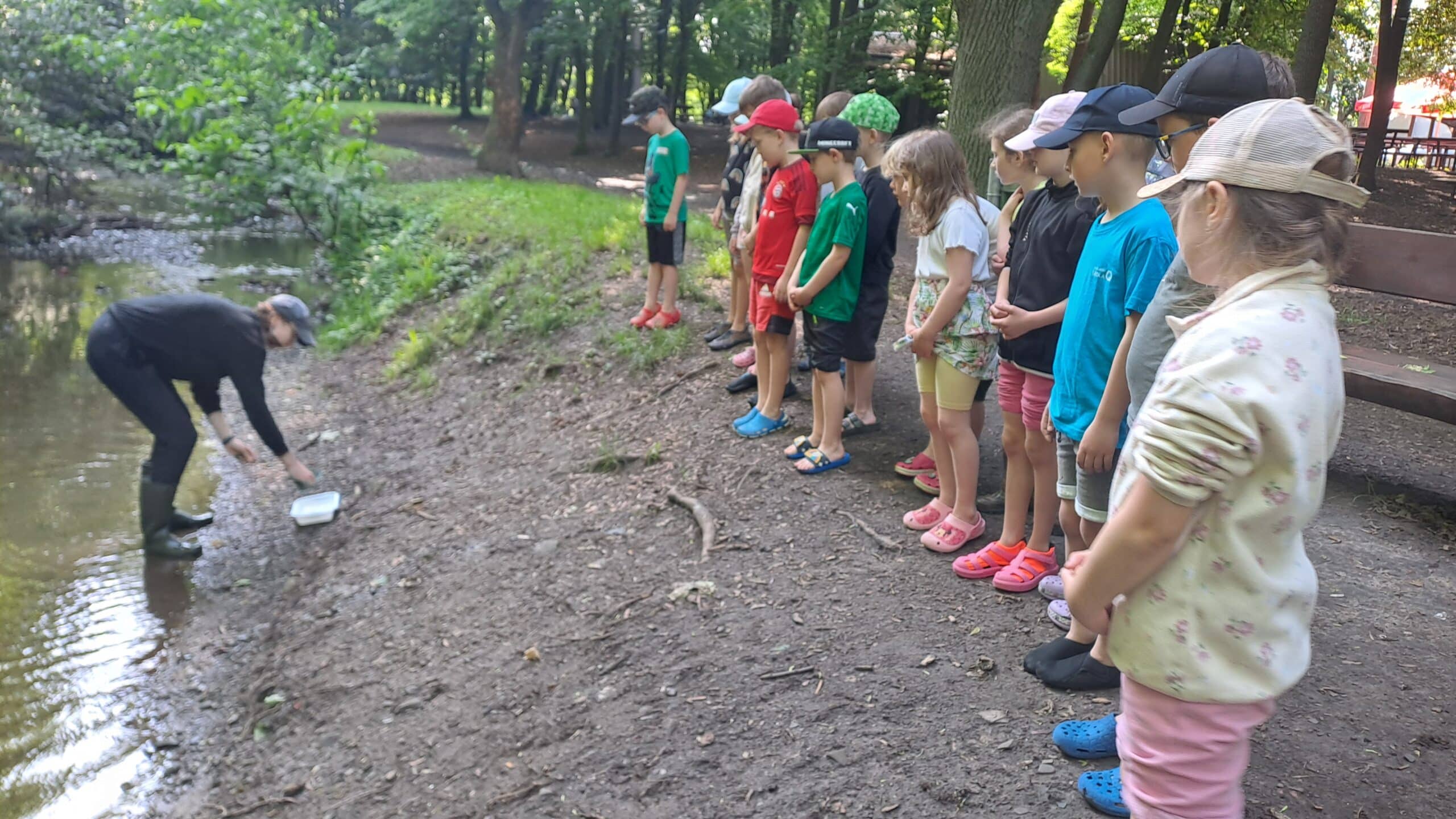 Výprava za vodními živočichy: Hydrobiologie na Hloučeli​